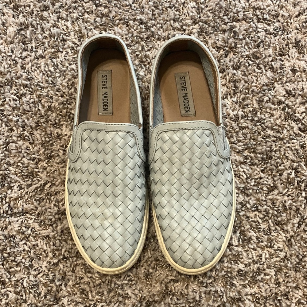 Brand is Steve Madden, color is gray and size is 7